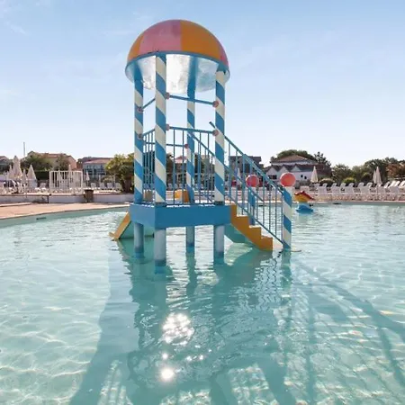 Dans - Port Bourgenay Saint Hilaire Vendee 2 *
